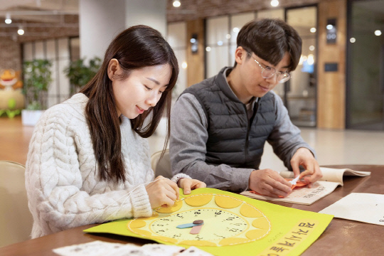 코웨이 임직원들이 시각장애 아동을 위한 점자 학습 교구 제작 사회공헌활동을 진행하고 있다. 코웨이 제공